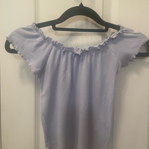 Ribbed baby blue tee ruffled neck - Picture 1 of 2